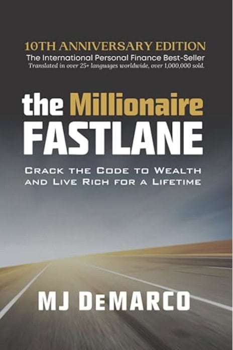 De cover van "The Millionaire Fastlane", 10e jubileumeditie van MJ DeMarco, toont een weg die naar de horizon leidt onder de titel en de naam van de auteur, en nodigt lezers uit om aan een transformerende leesreis te beginnen.